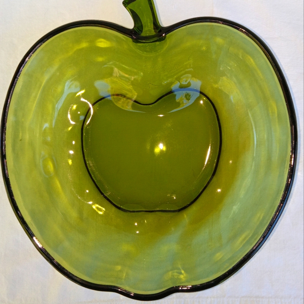 Very pretty green Hazel Atlas glass apple bowl